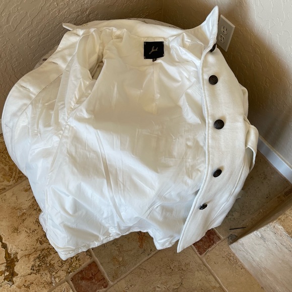 Nice white coat. Fabric is combination of polyester, viscose and spandex. Index. - Picture 4 of 5